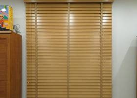 Żaluzje Drewniane Lamele 50mm montowane do sufitu
