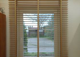 Żaluzje Drewniane Lamele 50mm montowane do sufitu