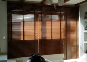 Żaluzje Drewniane Lamele 50mm montowane do sufitu