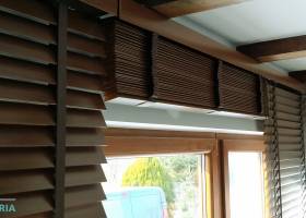 Żaluzje Drewniane Lamele 50mm montowane do sufitu
