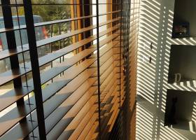 Żaluzje Drewniane Lamele 50mm montowane do sufitu